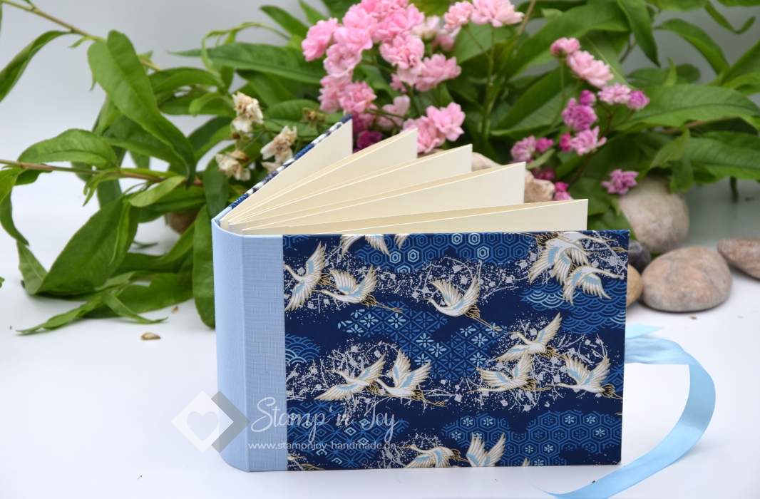Leporello Album ca. 19,0x12,5x3,0 cm mit Verschlussschleife | Einband Japanpapier Chiyogami Kraniche | blau hellblau | Art. Nr. 97210501